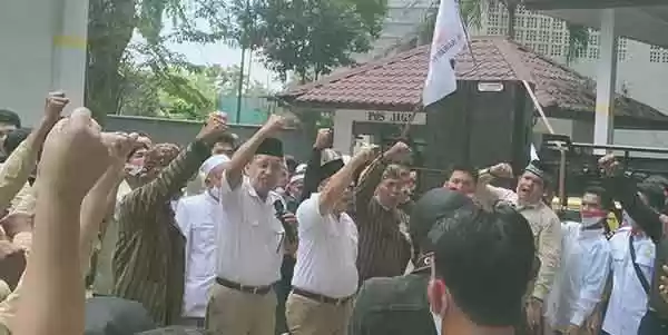 Diantar Ribuan Pendukung, Tigor-Idlin Pendaftar Terakhir di KPUD Labuhanbatu