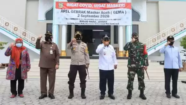 Masuk Mesjid Sholat Jumat, Terima Masker dari Pemko Sabang