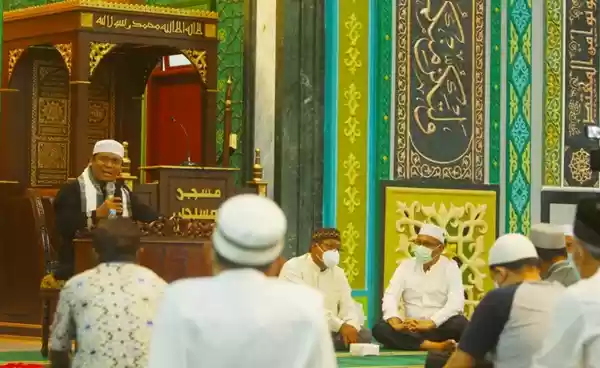 Akhyar dan Gus Nur Tukaran Buku 