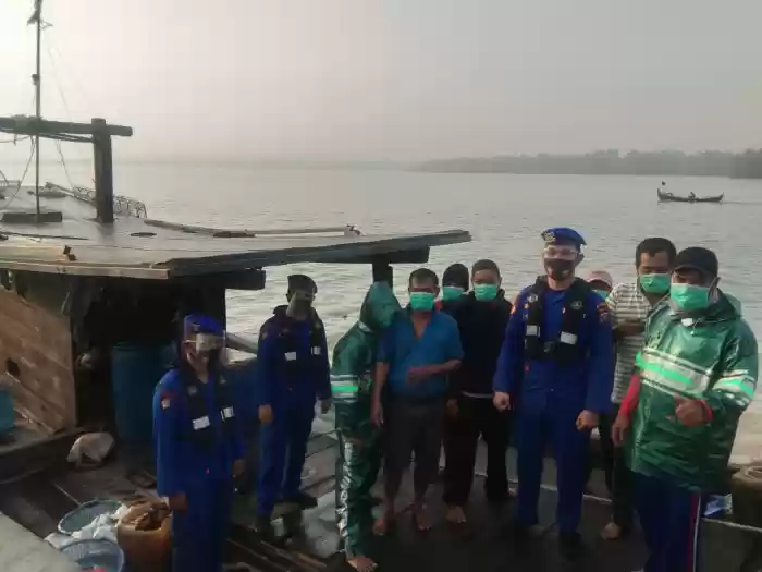 Dit Polairud Polda Sumut Bagi-bagi Masker Sambil Patroli