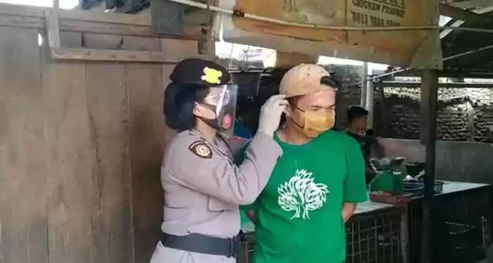 Cegah Covid -19, Polda Sumut Gencar Lakukan Penyemprotan Disinfektan dan Bagikan Masker Gratis
