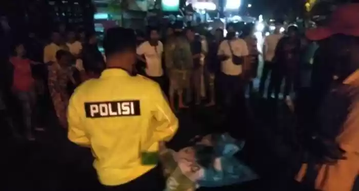 Seorang Manusia Silver Tewas Ditabrak Truk Sampai Remuk