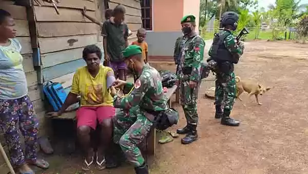 Prajurit Satgas Yonif 125/Simbisa Lakukan Pelayanan Kesehatan Keliling Kampung 