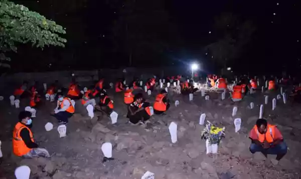 Biar Jera, Warga Melanggar Protokol Kesehatan, di Hukum Berdoa di Makam Korban COVID-19 