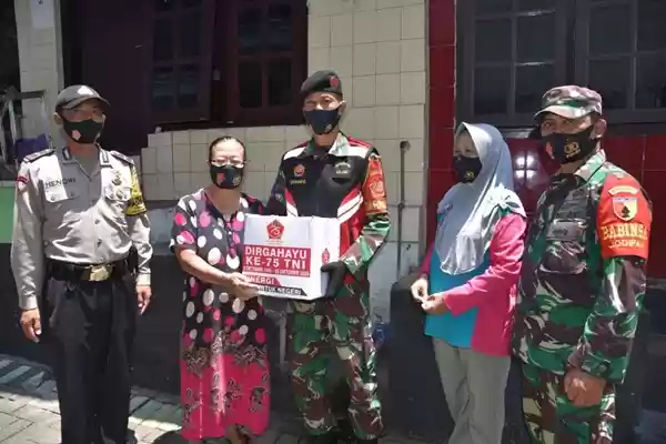 Sambut HUT Ke-75, TNI Bagikan Sembako Kepada Masyarakat Malang