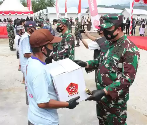 Pangkogabwilhan II Serahkan Paket Sembako HUT Ke-75 TNI di Masamba