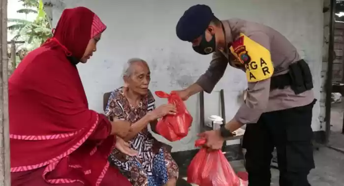 Brimob Polda Sumut bantu Korban Angin Puting Beliung di Desa Klambir Lima Kebun