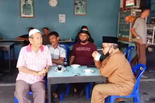 Bupati Aceh Barat Minum Kopi bersama Masyarakat di Warung