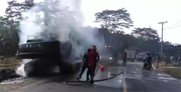 Alat Berat Excavator terbakar di kawasan Simpang Tungkam