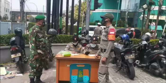 Babinsa Koramil 0201-16/TM Gelar Razia Masker Cegah Covid-19