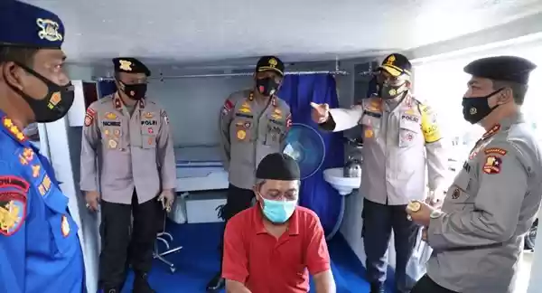 Kabaharkam Tinjau Kapal Poliklinik Terapung di Belawan