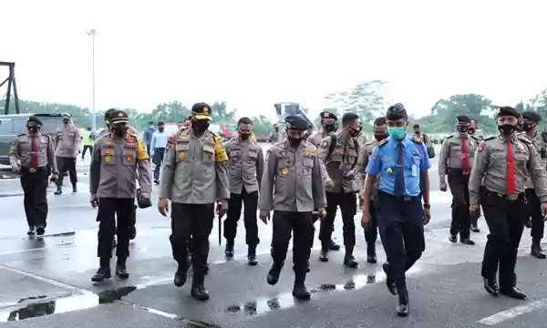 Kapolda Sumut Sambut Kedatangan Kabaharkam Polri di Bandara Kualanamu