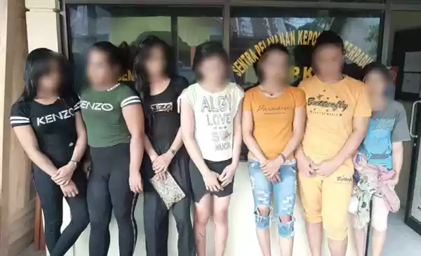 Inilah Waria - Waria dan IRT Terlibat Mencuri  Rp18.000.000 dari Jok Sepeda Motor