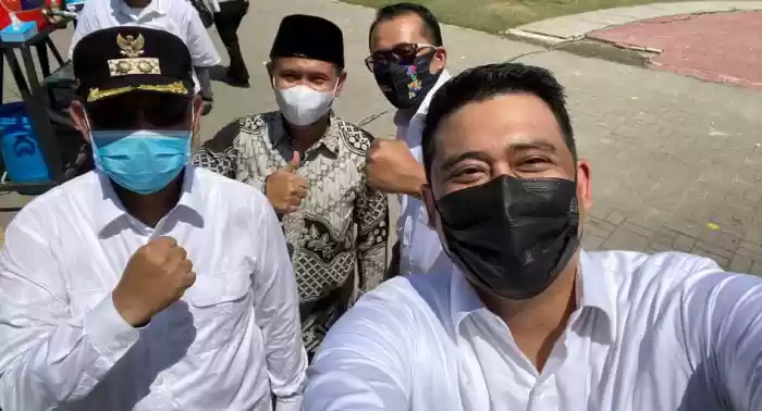 Pasangan Bobby Nasution Ajak Akhyar Selfie di Lapangan Merdeka Medan