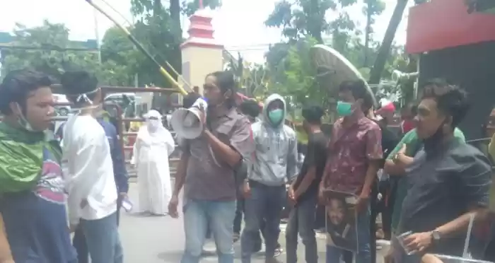Keluarga Abdi Sanjaya Ginting Demo di Mapolda Sumut 