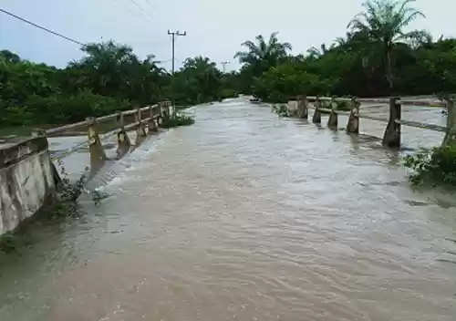 Arus Transportasi Sempat Terputus Berjam - jam , Akibat Banjir
