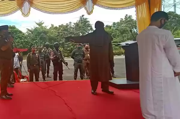 Eksekusi Hukuman Cambuk 4 Pria Terlibat Pelecehan Seksual