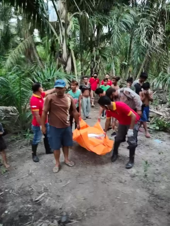 Pemancing Temukan Opung Hera Terapung  Diparit Kebun PT Tambira