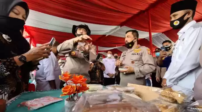 Saat Cicipi Tiwol dan Getuk, Komjen Agus Andrianto: Saya Anak Desa, Suka Makanan Tradisional