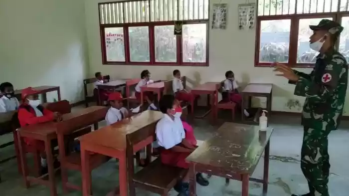Satgas Pamtas RI-PNG Yonif 413 Kostrad Sosialisasikan Pencegahan Covid-19 di SD Inpres Yowong