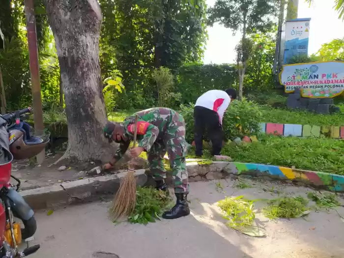 Babinsa Koramil 0201/MB Jajaran Kec. Medan Polonia Laksanakan Gotong Royong Bersama warga