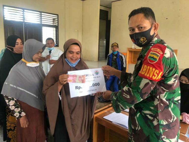 Babinsa Empat Balai Monitoring Pembagian Bantuan Langsung Tunai Dana Desa