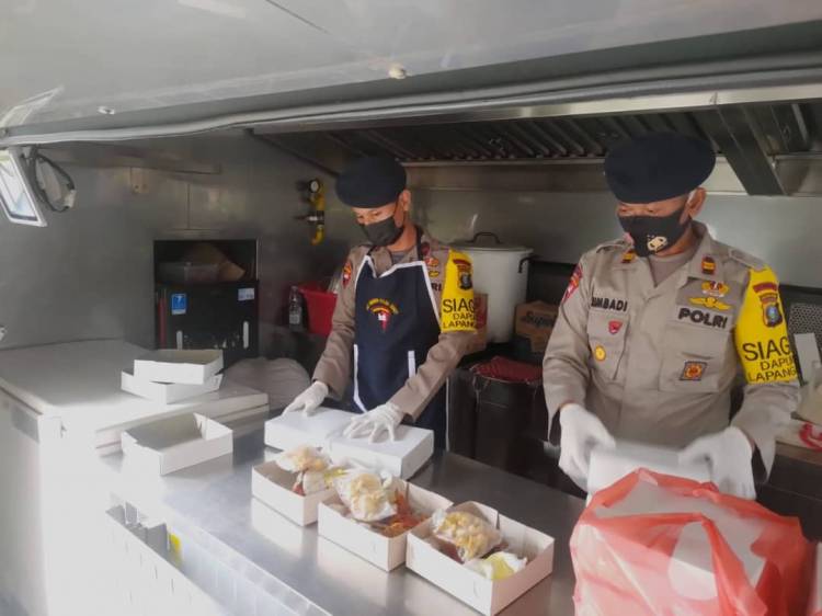 Brimob Polda Sumut Berikan Bantuan Makanan Kepada Nakes di Asrama Haji Medan