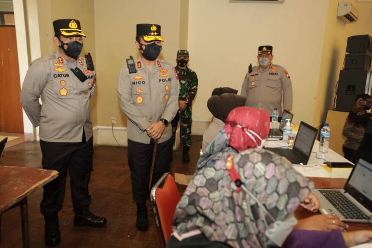 Kapolda Jatim Lakukan Pengecekan Vaksinasi di Gedung Sasana Praja Ponorogo
