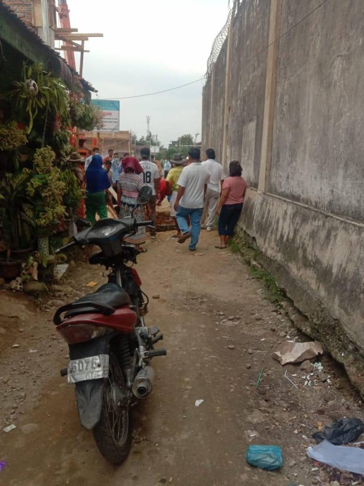 Warga Desa Tangan Protes Penutupan Jalan Penghubung