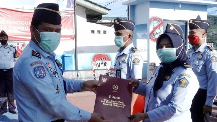 Imigrasi Sibolga Kanwil Kemenkumham Sumut Berikan Penghargaan Satyalancana Karya Satya Kepada Eenam Pegawainya