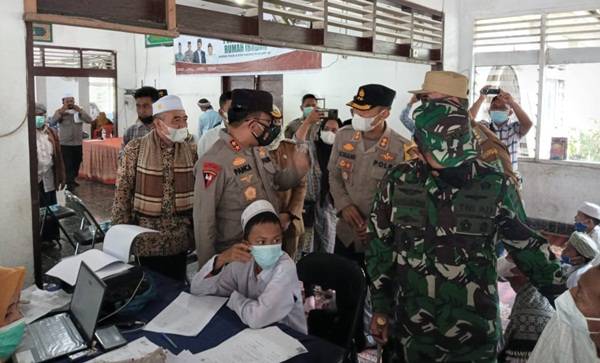 Kapolda Sumut dan Pangdam I/BB Tinjau Vaksinasi Santri Ponpes Mustafawiyah