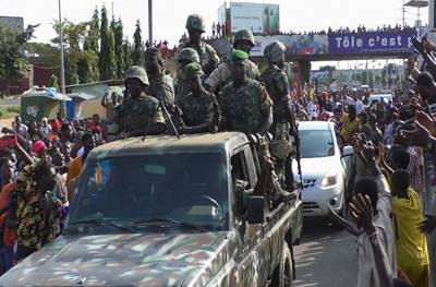 Diwarnai Tembakan Besar Besaran Kudeta Militer Setempat
