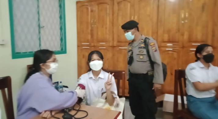 Polsek Medan Baru Pengamanan Vaksinasi Massal Terhadap Pelajar SMP dan SM Putri Cahaya