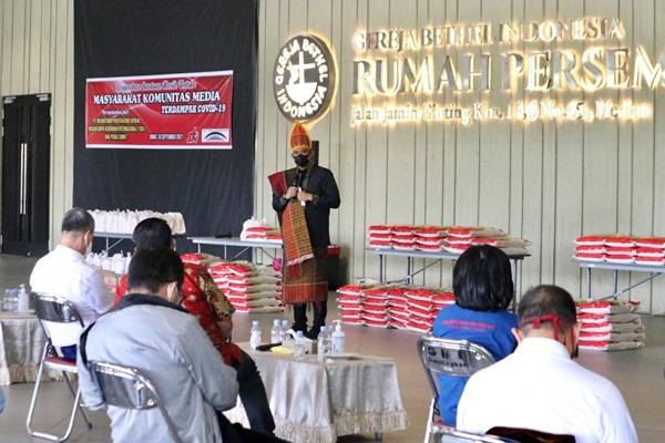 Bobby Nasution Serahkan Bantuan Bahan Kebutuhan Pokok pada Wartawan dan Pekerja Pariwisata