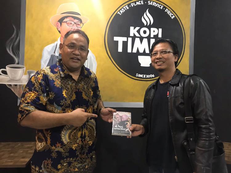 Rektor ITB Visi Nusantara Terima Buku Karya Ketum JMSI