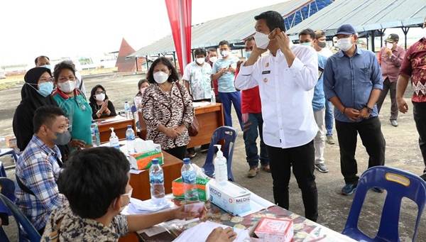 Pemko Siantar Bagikan BLT Kepada 1.434 Pedagang Mikro Kecil di Pasar Horas