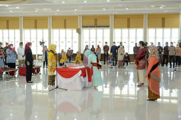 Kukuhkan 20 Bunda PAUD Kabupaten/Kota, Nawal : Jadilah Bunda yang Bekerja Iklas dan Pengayom Anak-anak