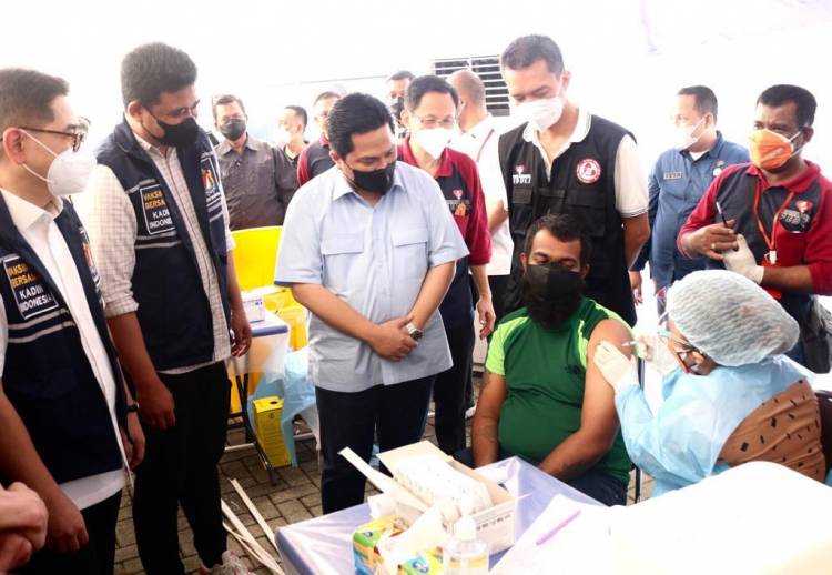 Bersama Menteri BUMN dan Ketua Kadin Indonesia, Bobby Nasution Tinjau Vaksinasi Massal di Medan Polonia