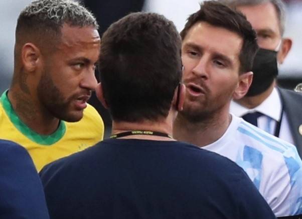Messi dan Kawan Kawan di Paksa Polisi Bertanding