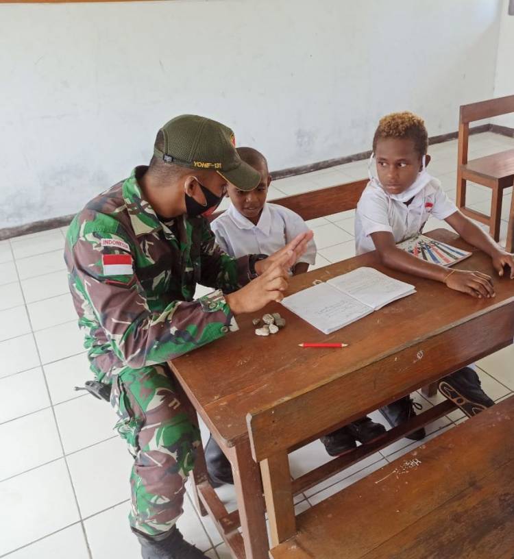 Personil TNI Bantu Tenaga Pendidik di Sekolah wilayah Perbatasan Papua