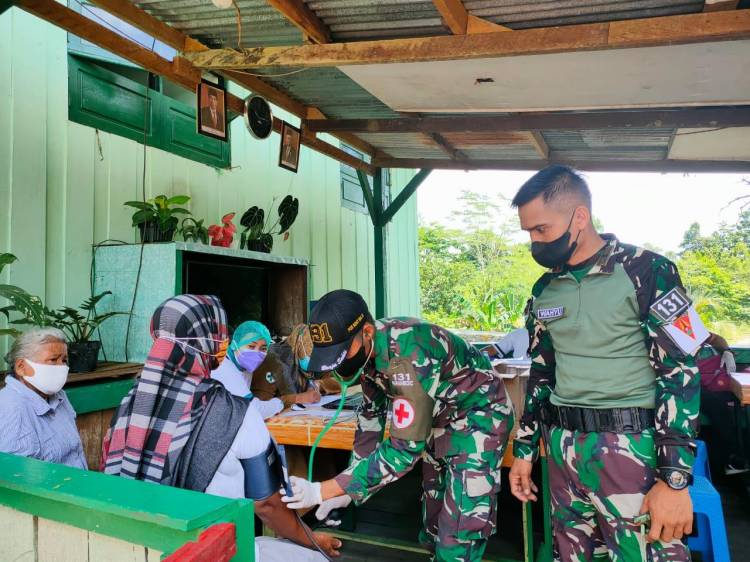 Prajurit TNI Satgas Pamtas Yonif 131/Brs Laksanakan Serbuan Vaksinasi Covid-19