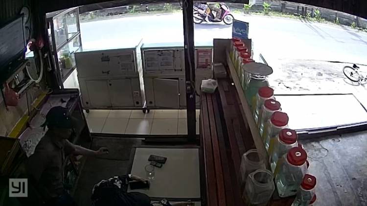 Terekam CCTV Maling Handphonenya di Jalan Rajawali