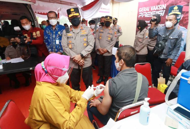 Kapolda Jatim Cek Vaksinasi Komunitas Pelaku Usaha Wisata di Telaga Sarangan