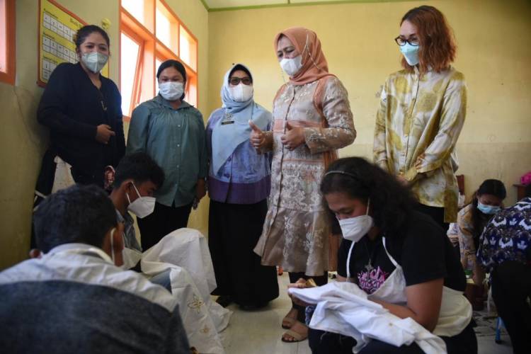 Kagum Melihat Anak-anak Difabel Membatik, Nawal Lubis : Hebat Anak-anak Ini