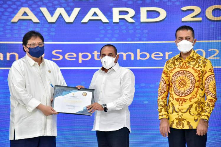 Menko Airlangga Serahkan Piala TPID Award 2021 kepada Gubernur Sumut