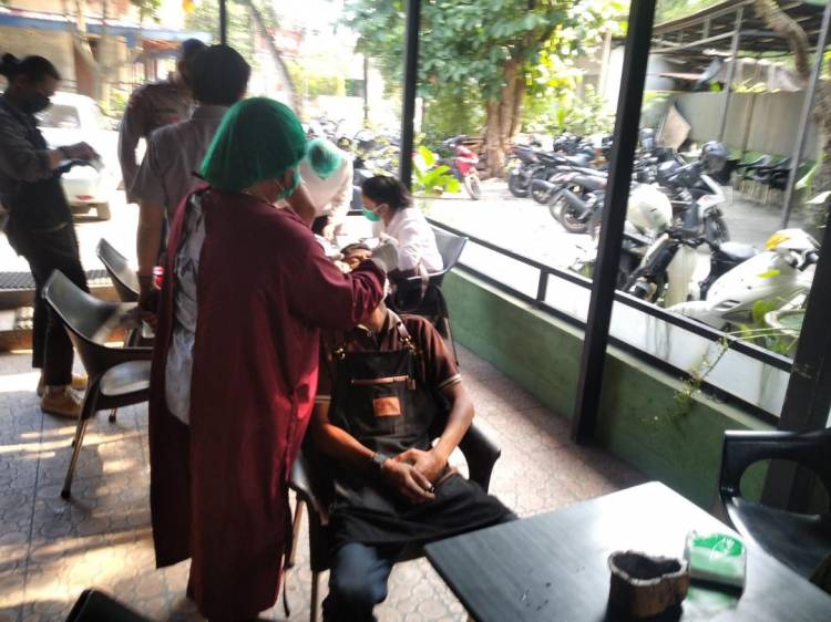 Karyawan dan Pengunjung Cafe di Kelurahan Babura di Swab Antigen Polsek Medan Baru