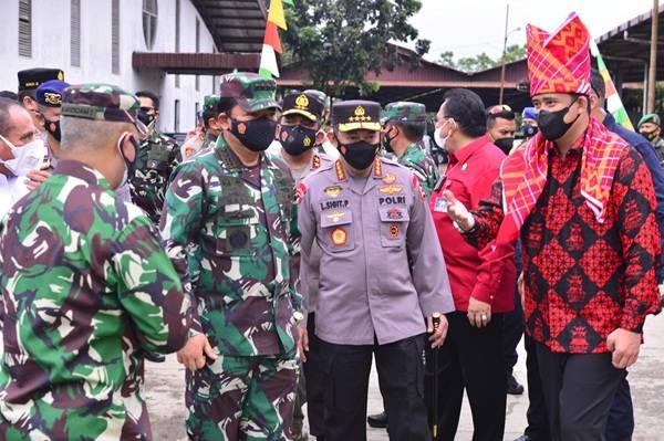 Wali Kota Medan Bersama Panglima TNI dan Kapolri Meninjau Vaksinasi Massal di Pasar Induk Lau Cih