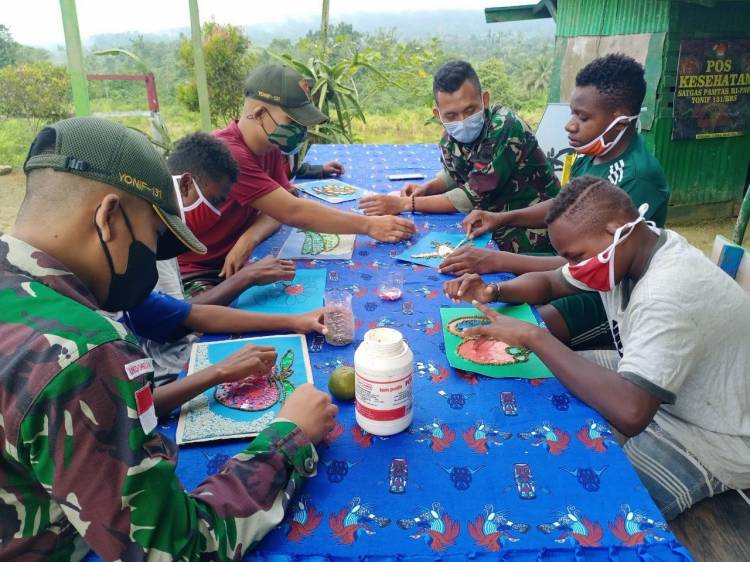 Satgas Pamtas Yonif 131/Brs Ajarkan Anak-Anak Membuat Hiasan Dinding di Papua