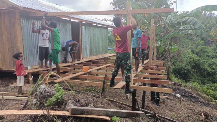 Bantu Kesulitan Rakyat, Satgas Pamtas 131/Brs Renovasi Rumah Warga di Papua