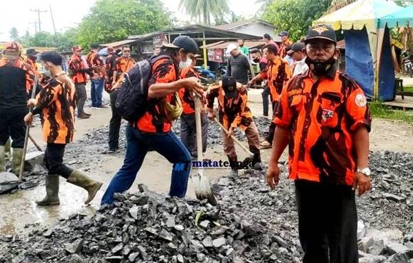 PP Kecamatan Buntu Pane Gerak Cepat Timbun Jalan Rusak dengan Sirtu